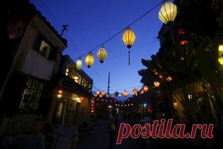 Вьетнам объявил об открытии еще одного курорта для туристов в ближайшее время. Власти Вьетнама объявили об открытии ключевых туристических направлений для вакцинированных туристов в ближайшее время. Так, стало известно об открытии с декабря еще одного популярного курорта — Нячанг. Кроме того, для туристов снова станут доступны объекты Всемирного наследия ЮНЕСКО бухта Халонг и город Хойан.