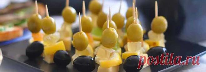 Канапе на шпажках с сыром и мармеладом • Рецепт Вкусное закусочное канапе на шпажках с сыром и мармеладом, а так же лимоном и оливками. Это простая и быстрая праздничная закуска для фуршетов.