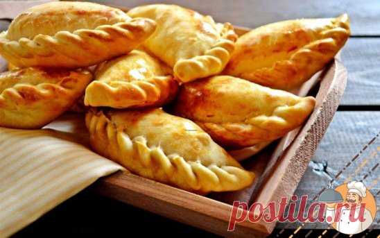 Караимские пирожки с мясом в духовке
Эти замечательные пирожки остаются пышными, даже когда остынут! Хрустящая корочка, приятный золотистый цвет, сочная начинка… Кстати, начинка в этих пирожках заслуживает особого внимания. Она получается такой изумительной, потому что мясо рубится сырым на мелкие кусочки! Еще вкуснее будет, если к рубленому мясу добавить немного жира. Вот он, идеальный фарш для пирогов.
 
Ингредиенты:
— Пшеничная мука 650 г
— Сливочное масло 250 г
— Вода 200 мл
— Говядина 600