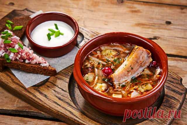 Классические щи из квашеной капусты: 11 пошаговых рецептов.
Добрый день, дорогие читатели. Сегодня я в очередной раз решила сделать подборку рецептов из разряда «кислых» супов. Не так давно мы готовили с вами сборную солянку, так же рассматривали рецепт рассольника с солеными огурцами.  А в этот раз затронем тему русских щей из квашеной капусты. Появилось  это блюдо примерно в 9 веке, и с тех пор стало неотъемлемой частью нашей традиционной кухни.