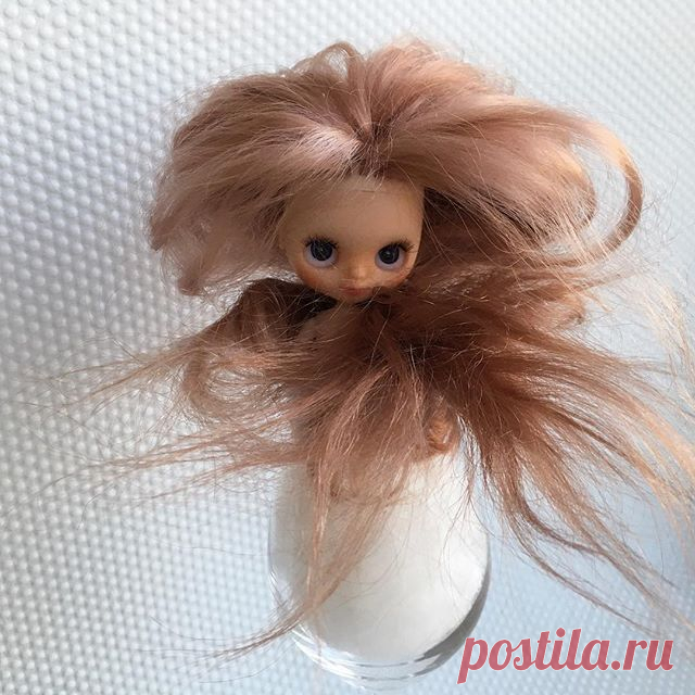 😘Всем доброго дня! Крошка Petit Blythe почти готова🤗😊С перепрошивкой  волос я переборщила...💇🏼Уже целая копна, а ещё надо добавлять 😏в жизни более живая. Но я ещё покажу фото поудачнее  #blythe #blythedoll #petitblythe #petitdoll #custoblythe #customdoll