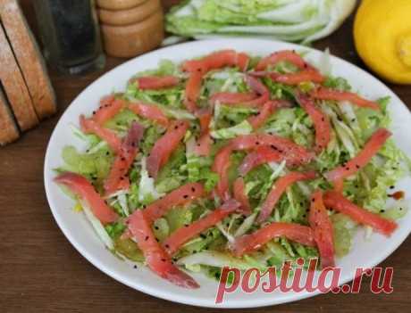 ​Салат с пекинской капустой, сельдереем и красной рыбой