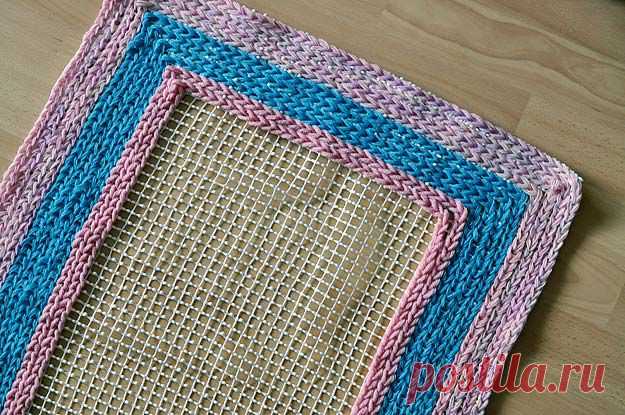 Коврик крючком на сетке из остатков пряжи своими руками