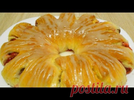 Самый нежный и самый вкусный пирог.  Все дело в тесте!Нам понадобится:
молоко 120 мл.,дрожжи.25 г. живых или 1 ст.л. сухих,мука.330-400 г.(в зависимости от муки),
слив. масло(охлажденное)100 г.,сахар 2 ст.л.+3 ст.л.для посыпки,соль щепотка,яйцо 1 шт.,
Для начинки:ягоды,(у меня заморож. клубника)1 стакан,Глазурь:сах. пудра50 г.
молоко1+1/2 ст.л.Выпекаем пирог в разогретой до 180 градусов духовке 30-35 минут.
