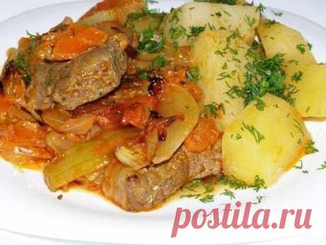 ЖАРКОЕ ПО-ДОМАШНЕМУ
Ингредиенты:
 500 гр - мясо
 1 шт - лук репчатый
 1 шт - морковь
 1 шт - перец болгарский
 2 шт - помидоры
 картофель
Приготовление:
Мясо порезать кусочками и обжарить до полу готовности. Добавить нарезанный лук репчатый и пожарить вместе с мясом. Перец и морковь нарезать соломкой и добавить к мясу. Всё обжарить пока морковь не станет мягкой.Добавить 1-2 столовой ложки муки и перемешать.На мясо выложить нарезанный кубиками картофель, залить водой почти всю картошку, посо