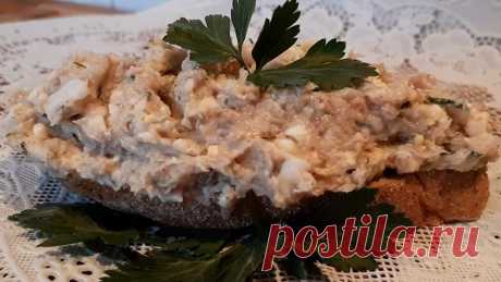 Замечательная холодная закуска, рецепт которой я вам сегодня предлагаю, наверняка уже знакома многим хозяйкам: селедочный паштет с яйцами. Вариантов его приготовления очень много, но надеюсь, что мой вариант пригодится молодым хозяйкам, да и опытные кулинары возьмут его на заметку.