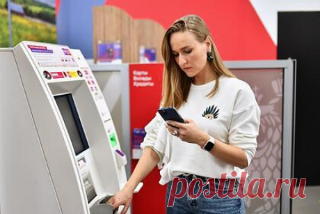Названы способы отличить настоящие банковские приложения от поддельных. Аналитик по информационной безопасности Лиги Цифровой Экономики Артур Янбулатов назвал способы отличить настоящие банковские приложения от поддельных. IT-эксперт напомнил, что загрузка мобильных приложений с неизвестных источников может привести к потере денег с банковских счетов.