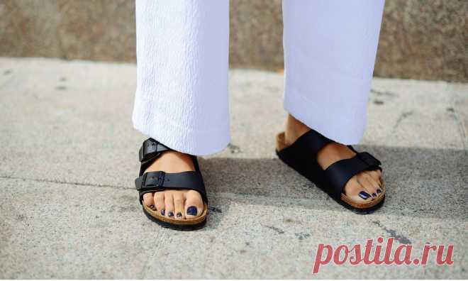 Биркенштоки в городе: с чем носить самые удобные сандалии Сандалии в стиле Birkenstock — самая модная летняя обувь, которую давно облюбовали звезды-трендсеттеры: от Кендалл Дженнер и Кайи Гербер до Гвинет Пэлтроу и Кэти Холмс. Рассказываем, как правильно выбрать и с чем сочетать сандалии, которые вы точно не захотите снимать.