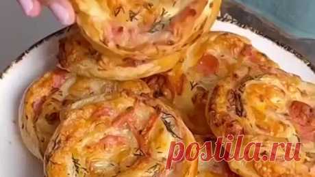 Слойки с сыром и колбасой