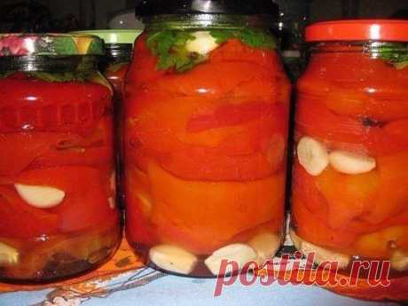 Красный перец по-армянски.. 
Не знаю ни одной армянской семьи, которая бы в сезон красного перца не готовила это вкуснейшее лакомство для зимнего употрбления! Красный перец за время долгого маринования в баночках приобретает потрясающий вкус. Но если у вас нет возможности заготовить эту вкуснятинку впрок, то делайте как я, приготовьте маленькую порцию, положите в холодильник и наслаждайтесь, наслаждайтесь вкусом маринованных красных перчиков. 
Рецепт в группе: https://ok.ru/vkusrecept