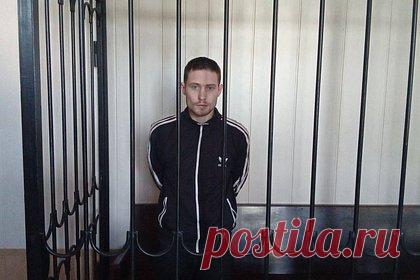 Украинский военный получил 25 лет за выстрел в голову жителю Мариуполя. Верховный суд Донецкой народной республики (ДНР) приговорил к 25 годам лишения свободы украинского разведчика 27-летнего Станислава Долягина, застрелившего жителя Мариуполя. 17 апреля 2022 года на боевой позиции «Бублик» в частном доме на улице Сергея Лазо он задержал прохожего и выстрелил ему в голову.