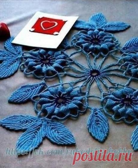 Салфетка с объёмными цветами