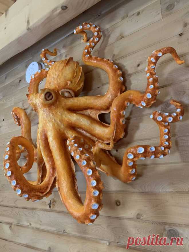 Осьминог из бумаги маше - Paper Mache Octopus | Ultimate Paper Mache - Осьминоги - удивительные животные. У них три сердца и мозг в форме пончика. Их кровь основана на меди (а не на основе железа), что делает ее синей. Они могут мгновенно изменить цвет и форму своей кожи. Осьминог может протиснуться вниз, чтобы пройти через отверстие размером с его глаз, которое является единственной негибкой частью его тела.