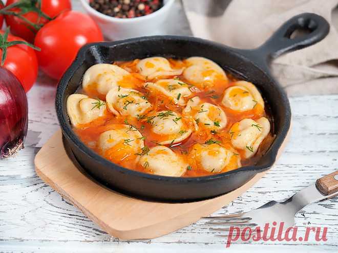 Узнала у шеф-повара ресторана, как они так вкусно готовят пельмени: делюсь рецептом  Всем привет, друзья!
Я очень люблю пельмени, но иногда так лень их лепить!
Но если вы так любите поесть пельмешек, не ленитесь и приготовьте их сами
Вам понадобится:
3 яйца, соль по вкусу, сахар по вкусу, 300 г муки, 1 кг фарша, 1 стакан сметаны, 2 луковицы, 50 мл молока, растительное масло, вода.
1. Тесто замешиваем из муки, яиц, сметаны и воды.
2. Фарш готовим из говядины, свинины, лука и специй по вкусу.
