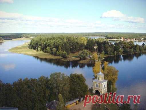 Сердце центральной России —Селигер 

Селигер — система озёр ледникового происхождения в Тверской и Новгородской областях. Селигер называют жемчужиной российской природы. Оно расположено в центральной части России, между Москвой и Санкт-Петербургом, среди лесных холмов Валдайской возвышенности в 360 км на северо-запад от Москвы. Площадь озера 260 кв. км, в том числе около 38 кв. км приходится на острова, которых на Селигере более 160.

Береговая линия протяженностью более 5...