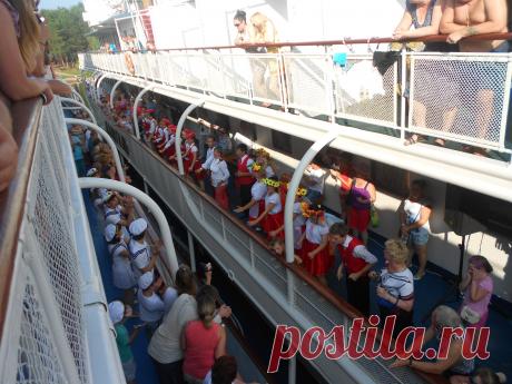 два теплохода на стоянке