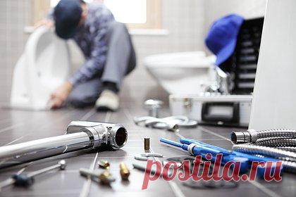 Сантехник сделал пугающую находку в ванной старинного коттеджа. Сантехник из Великобритании обнаружил больше 20 костей в ванной комнате клиента. 36-летний Джонатан Беттс сделал пугающую находку, когда приехал на вызов в коттедж, который построили более 200 лет назад. Сантехник пытался устранить протечку в ванной комнате и снял половицы, когда внезапно наткнулся на несколько костей.