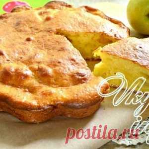 Шарлотка на кефире с яблоками