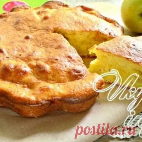 Шарлотка на кефире с яблоками