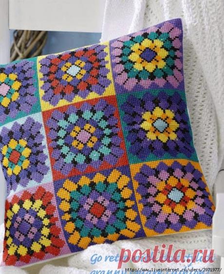 Подушка с орнаментом "бабушкин квадрат"