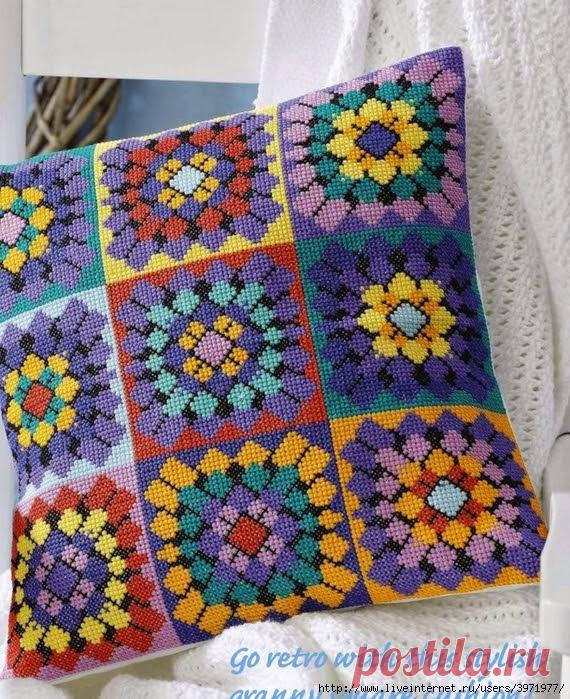 Подушка с орнаментом 