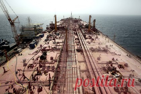 Стоимость перевозки нефти по морю взлетела. Стоимость морских перевозок нефти взлетела из-за нападений йеменских хуситов. По данным Балтийской биржи в Лондоне, аренда танкера подорожала до 101 тысячи долларов в день. Это рекордный уровень с 2020 года, когда из-за перенасыщения рынка трейдеры стали хранить сырье на судах.