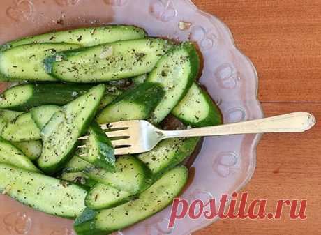 САЛАТ-ПРОСТОЙ ДО ИЗУМЛЕНИЯ, И ВКУСНЫЙ ДО БЕЗОБРАЗИЯ Простой и лаконичный, даже примитивный.
Ничего в нем нет, кроме свежих, вкусных, сочных огурцов. И заправки. Но в ней вся суть!
Все дело в сухой мяте!


4 огурца
2 зубчика чеснока (у нас как раз начался сезон свежего чеснока!)
1 ч.л. сухой мяты (вот он, секретный ингредиент!)
1 ч.л. хорошего