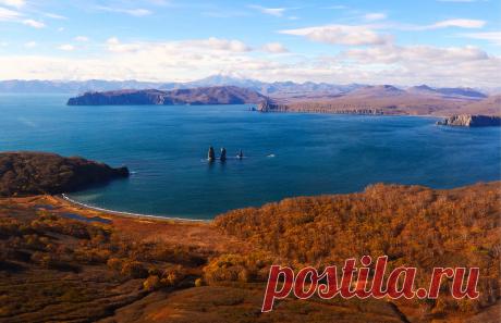 Авачинская бухта. Фотограф: Юрий Смитюк. Подробнее на ТАСС:  
https://tass.ru/spec/kamchatka  |  Осенняя Камчатка - Туризм на Камчатке - Вулканы Камчатки