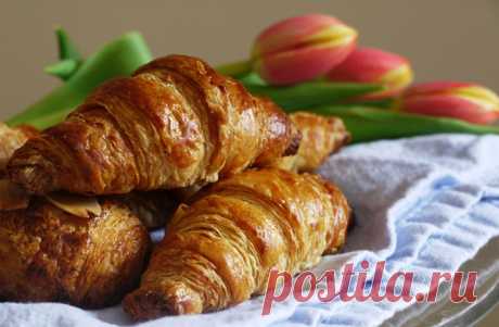 7 рецептов вкусных и быстрых рогаликов за 20 минут 






Самые вкусные и быстрые рогалики из слоеного теста за 20 минут
Если хочется чего-то вкусного и сладкого, а времени на приготовление особо нет, стоит оглянуться по сторонам в поисках хотя бы нес…