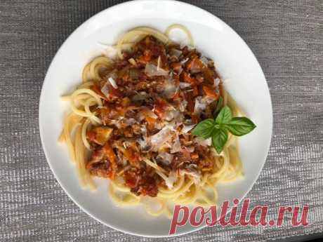 Emilia Rischak - #Bolognese #mit Pancetta und Gemüse. ——- ————-...