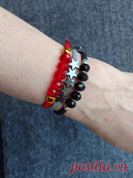 Браслет плетеный с гальваническими бусинами
Красный браслет — это аксессуар на запястье, который, согласно поверью, обладает мощной защитой от сглаза и чужой агрессии, оберегает от злых помыслов и завистливых сплетен со стороны окружающих.