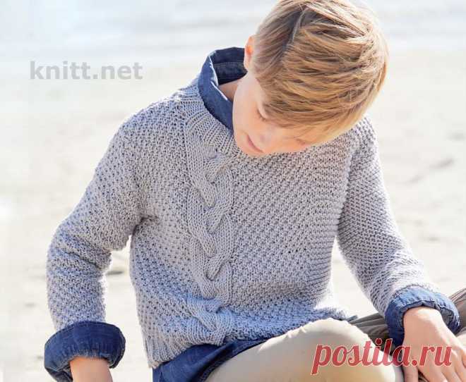Пуловер с косой для мальчика Пуловер с косой для мальчика выполнен спицами. Такой же для папы смотрите по ссылке. Платочная вязка, жемчужный узор и крупная «коса» с одной