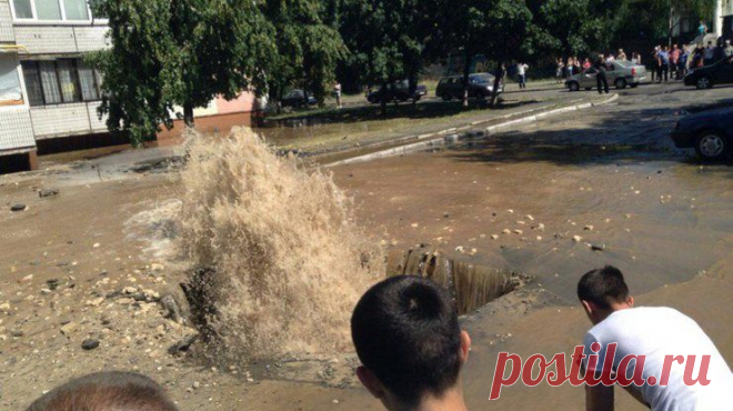 В Киеве на Троещине пробило канализацию 25-метровым фонтаном (фото, видео) | podrobnosti.ua