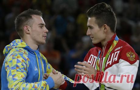 Олег Верняев и Давид Белявский. © AP Photo/Rebecca Blackwell. РИО-ДЕ-ЖАНЕЙРО, 16 августа. /Спец. корр. ТАСС Артем Кузнецов/. Российские и украинские гимнасты на Олимпийских играх в Рио-де-Жанейро демонстрировали дружеские отношения по зову души, ничего напускного в этом поведении не было... Победу одержал украинец Олег Верняев. Подробнее на ТАСС:
https://tass.ru/sport/3543672  |  ТАСС: Спорт - Давид Белявский: в дружбе российских и украинских гимнастов нет ничего показного