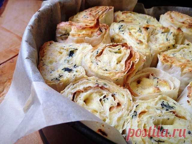 Слоёный пирог из лаваша с творогом, сыром и зеленью.

Хочу Вас сегодня познакомить с простым в приготовлении пирогом из лаваша! Отлично подойдёт для завтрака, перекуса, либо в качестве закуски. Пирог получается очень сочным, ароматным, нежным внутри и с хрустящей корочкой снаружи! Вкусный как в тёплом, так и холодном виде! 

Вам потребуется:

Лаваш тонкий - 1.5-2листа(большие);
Домашний творог - 300г;
Брынза - 150г;
Сыр твёрдый - 150г;
Яйцо - 3шт;
Укроп - 1 небольшой пучок...