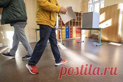 В Германии осудили Россию за отправку секретного агента во время выборов. В Германии осудили Россию за отправку сотрудника секретных служб в страну во время выборов в бундестаг. По информации издания, в год выборов в бундестаг в российское посольство в Берлине был отправлен секретный агент, который специализировался на «продвижении внешних интересов России и дезинформации».