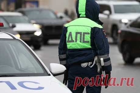 Под Петербургом два автомобиля переехали пешехода. В Ленинградской области на пешехода наехали по очереди два автомобиля. Вечером 20 февраля на 15-м километре автодороги «Пружицы — Красный Луч» под Петербургом 27-летняя девушка за рулем Mazda 3 сбила 24-летнего молодого человека, который шел в попутном направлении на середине проезжей части.