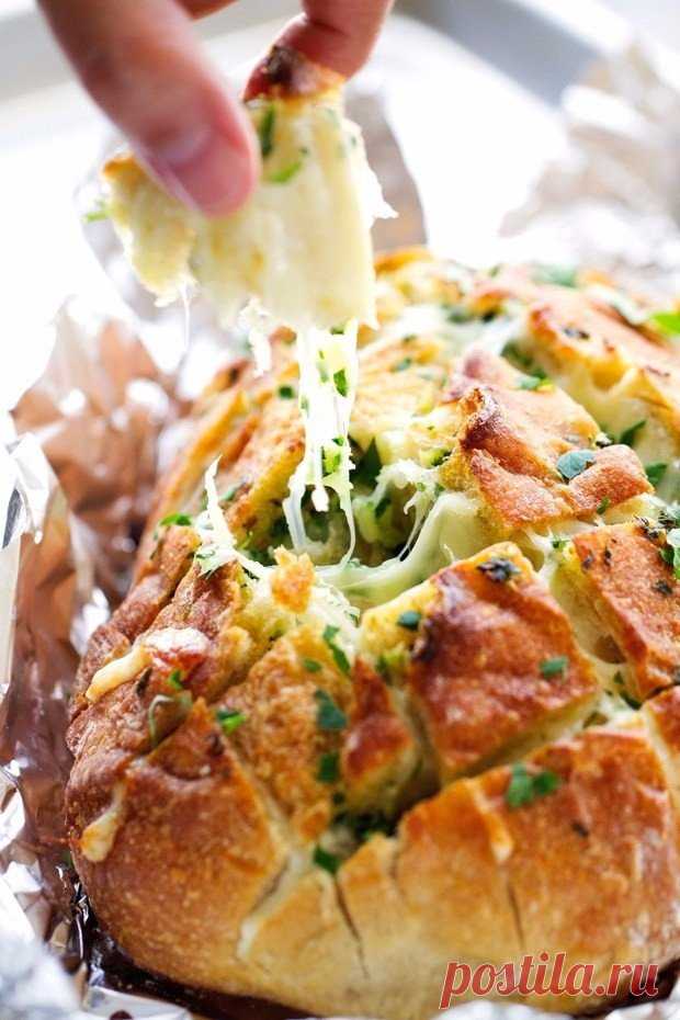 Чесночный хлеб с сыром