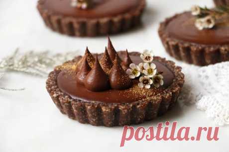 Chocolate Orange Tarts (vegan & grain-free) - Nirvana Cakery Chocolate Orange Tarts Recipe. Deliciously decadent wholesome grain-free vegan tarts with chocolate orange ganache filling.