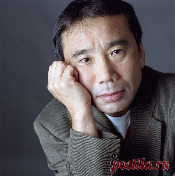 Харуки Мураками

Япония - страна, в которую попасть обычному иностранцу очень тяжело, а порой и невозможно. Но современной молодежи интересно, как живут их японские сверстники, как они думают, чем занимаются.

Мураками - писатель, который открыл Японию и её жителей для всего мира. Его книги - это окно в мир японцев. Первые его книги были о жизни и чувствах, но позже, когда он стал путешествовать, когда он увидел свою родину со стороны, глазами иностранца, он захотел писать о своей родине...