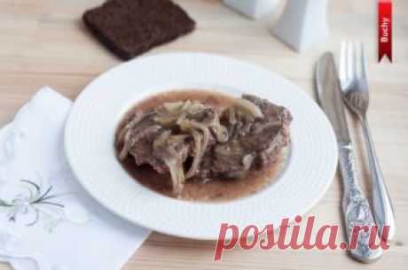 Клопс Простое, по-домашнему вкусное, сочное и нежное мясо.

Ингредиенты на 4 порции:0,5 кг говядины2 луковицы2 лавровых листа3 горошины черного перцасольмука20 г сливочного масла100 мл бульона... и делаемМя…