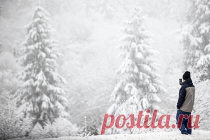 Обозреватель рассказал о правильной эксплуатации смартфона зимой. Обозреватель Computer Reseller News Александр Маляревский рассказал россиянам о правильной эксплуатации смартфона зимой. Эксперт напомнил, что при температуре воздуха ниже нуля может пострадать аккумулятор телефона. При этом он предостерег и от способов согреть смартфон с помощью нагревательных приборов.