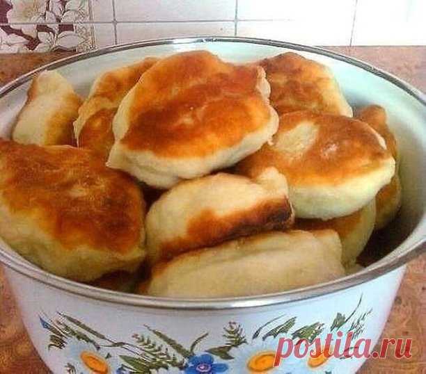«Вкуснотища без хлопот».

Пирожки получаются мягкие, вкусные и не черствеют 2-3 дня (если конечно доживут:)) Тесто готовиться за 5 минут и сразу лепятся пирожки, не нужно ждать пока оно поднимется.

Ингредиенты:
1 стакан теплой воды;
50 гр. прессованных дрожжей;
1 ст. ложка сахара;
1 ч. ложка соли;
3 ст. ложки подсолнечного масла;
4 стакана муки;
1 стакан крутого кипятка;
начинка любая.

Приготовление:
В теплой воде развести дрожжи, добавить сахар, соль, подсолнечное масло...