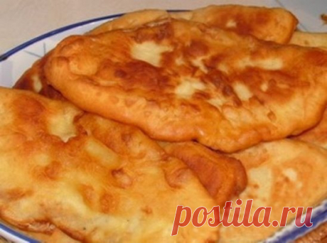 Тонкие пирожки с картошкой "Крестьянские" - Вкус.... Просто не передать словами! 
Бархатистое тонкое тесто с толстым слоем картофельной начинки. 
Нежнейшими получаются и тесто, и начинка.... 
Самые простые крестьянские ингредиенты, но пирожки просто тают во рту! 
Настолько получаются тоненькие и мягкие.  
для теста: 
1 стакан теплого картофельного отвара 
1 чайная ложка сухих дрожжей 
1 столовая ложка сахара 
0,5чайной ложки соли 
2,5 стакана муки 
для начинки: 
6-7 средних картофелин 
2-