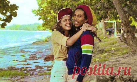 С днем рождения, Боб Марли! Черт возьми, только он мог так честно сказать о любви ❤ — Ты можешь быть у нее не первым, не последним и не единственным. Она любила перед тем, как полюбила снова. Но, если она любит тебя сейчас, что еще не так? Она неидеальна, но ведь ты тоже, и вы оба никогда не будете идеальными вместе. Но, если она заставляет тебя смеяться, тем более подумай дважды; если она дает тебе возможность быть человеком, делать ошибки, держаться за нее и давать ей все, что ты можешь. Она…