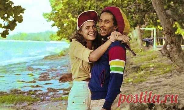 С днем рождения, Боб Марли! Черт возьми, только он мог так честно сказать о любви ❤ — Ты можешь быть у нее не первым, не последним и не единственным. Она любила перед тем, как полюбила снова. Но, если она любит тебя сейчас, что еще не так? Она неидеальна, но ведь ты тоже, и вы оба никогда не будете идеальными вместе. Но, если она заставляет тебя смеяться, тем более подумай дважды; если она дает тебе возможность быть человеком, делать ошибки, держаться за нее и давать ей все, что ты можешь. Она…