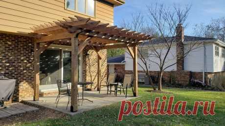 Как построить перголу своими руками Пе́ргола (итал. pergola от лат. pergula — навес, пристройка, от лат. per- + regere — направлять) — в садово-парковом искусстве — навес первоначально из вьющихся растений для защиты прохода или террасы от палящего солнца. Пергола может быть как отдельно стоящим сооружением, так и частью здания.Эту