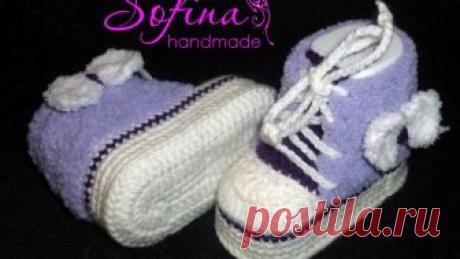 Пинетки кроссовки кеды крючком. Crochet Baby Booties Подробный мастер - класс по вязанию подошвы https://www.youtube.com/watch?v=4YOUae-AhVA Мастер - класс по вязанию бантика крючком https://www.youtube.com/wat...