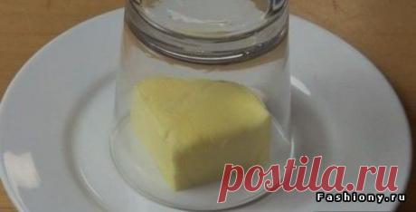 Растопить масло, только что взятое из холодильника, возможно за пару минут. В стакан из стекла необходимо налить кипяток, слить через минуту и накрыть этим стаканом масло. Совсем скоро оно будет готово к намазыванию.