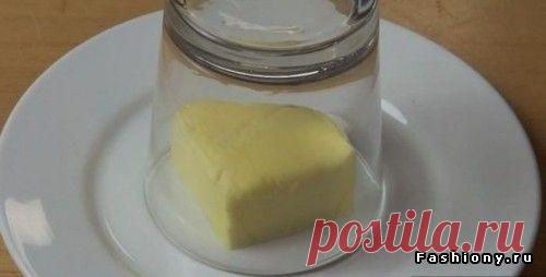 Растопить масло, только что взятое из холодильника, возможно за пару минут. В стакан из стекла необходимо налить кипяток, слить через минуту и накрыть этим стаканом масло. Совсем скоро оно будет готово к намазыванию.